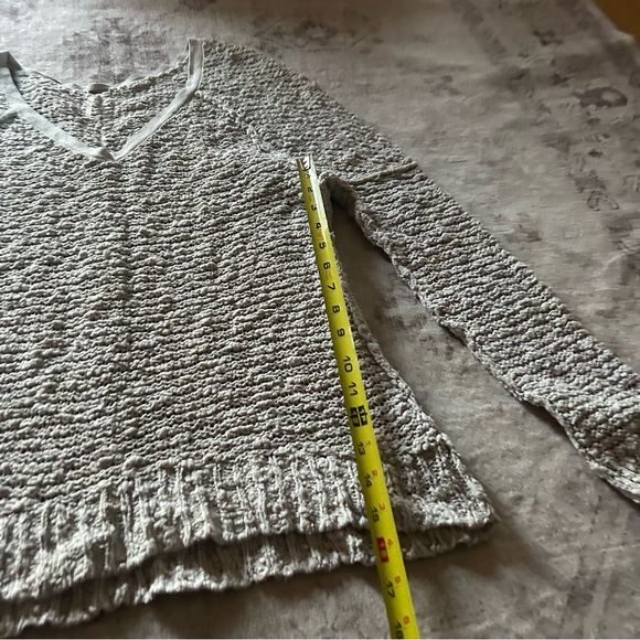 Free People Light Gray Textured Knit V-Neck Sweater Size XS Boho Preppy Bohemian - Picture 7 of 11